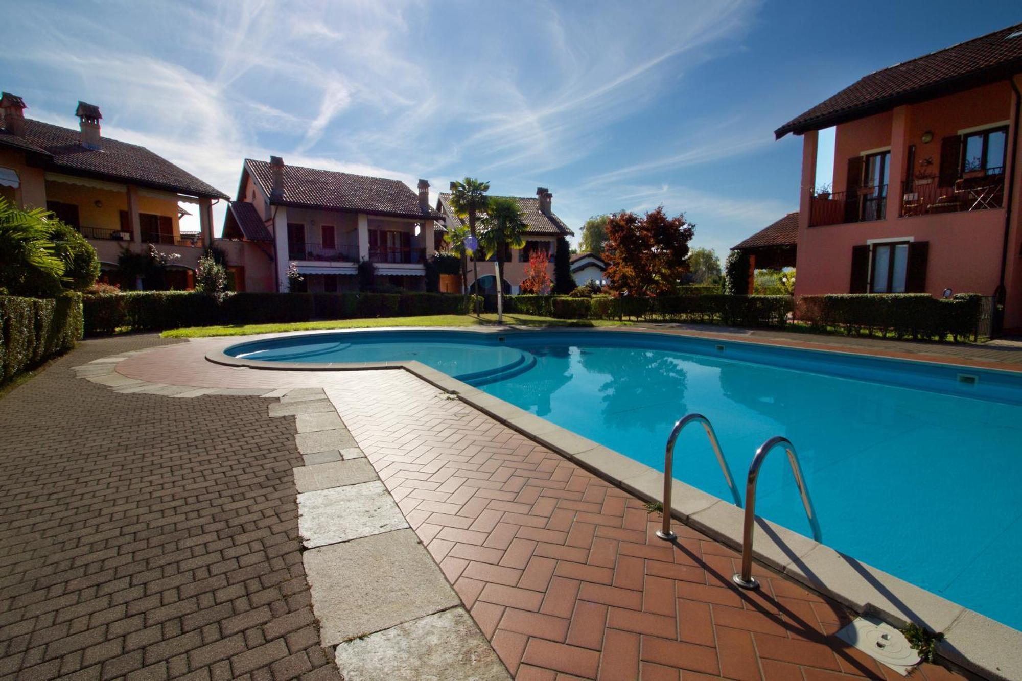 Sunflower Relax Pool And Terrace - Happy Rentals Lesa Extérieur photo